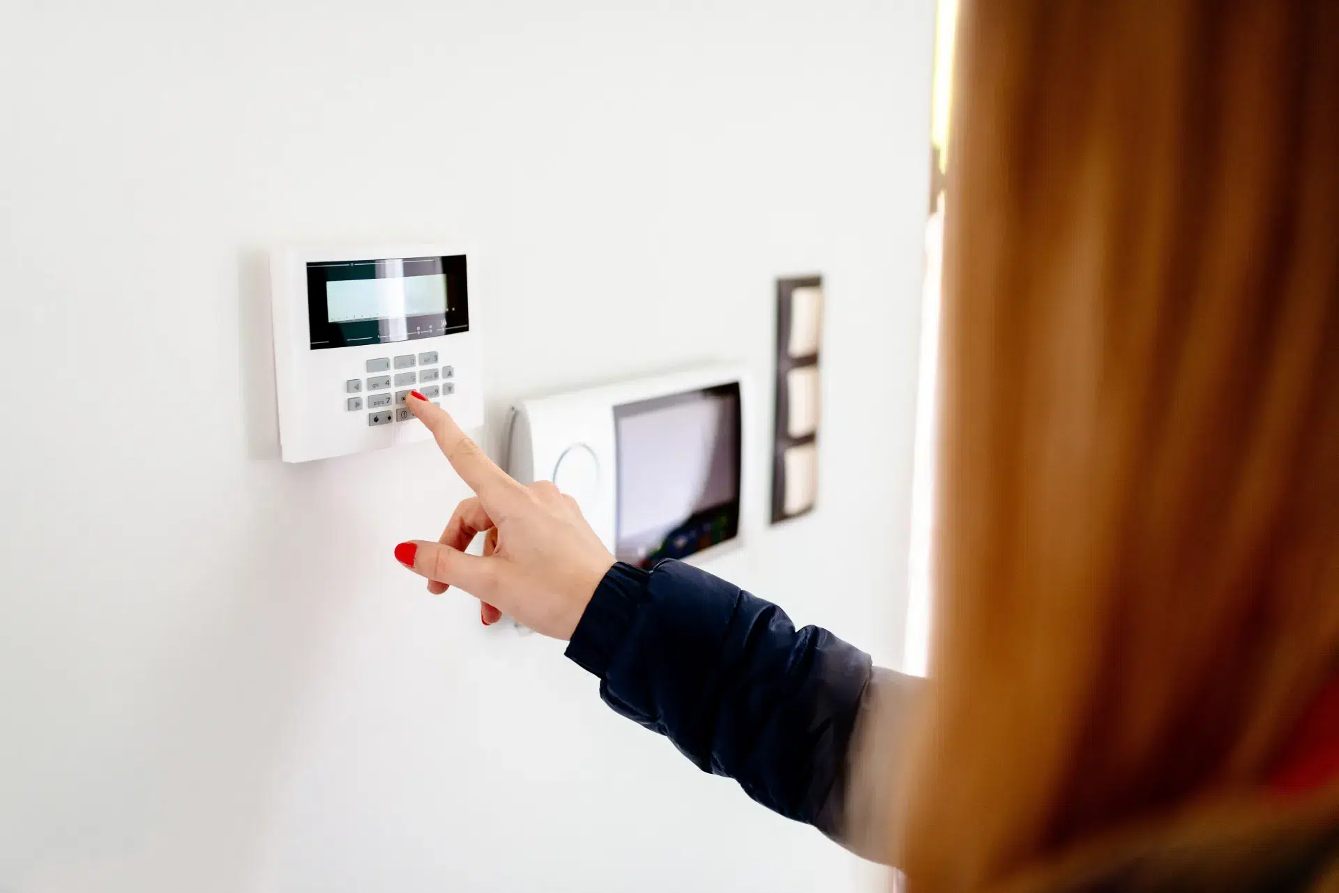 Personne utilisant un système d'alarme