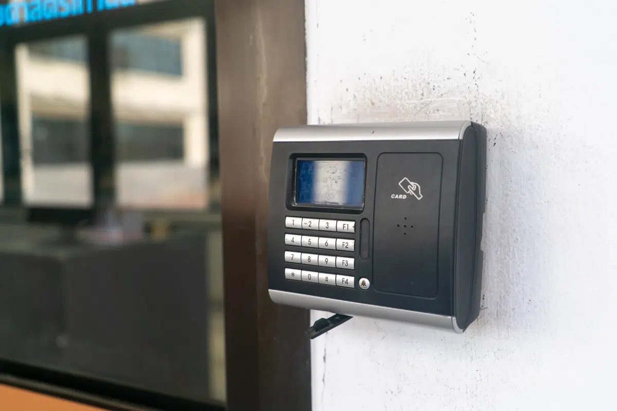 Clavier et lecteur de carte sur mur